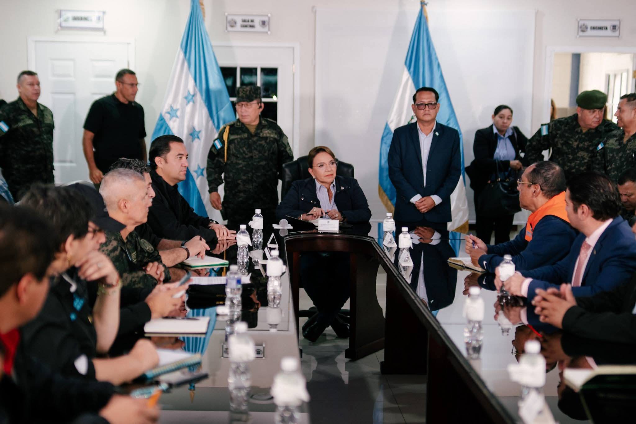 Presidenta Xiomara Castro lidera reunión de emergencia con las Fuerzas Armadas y SINAGER